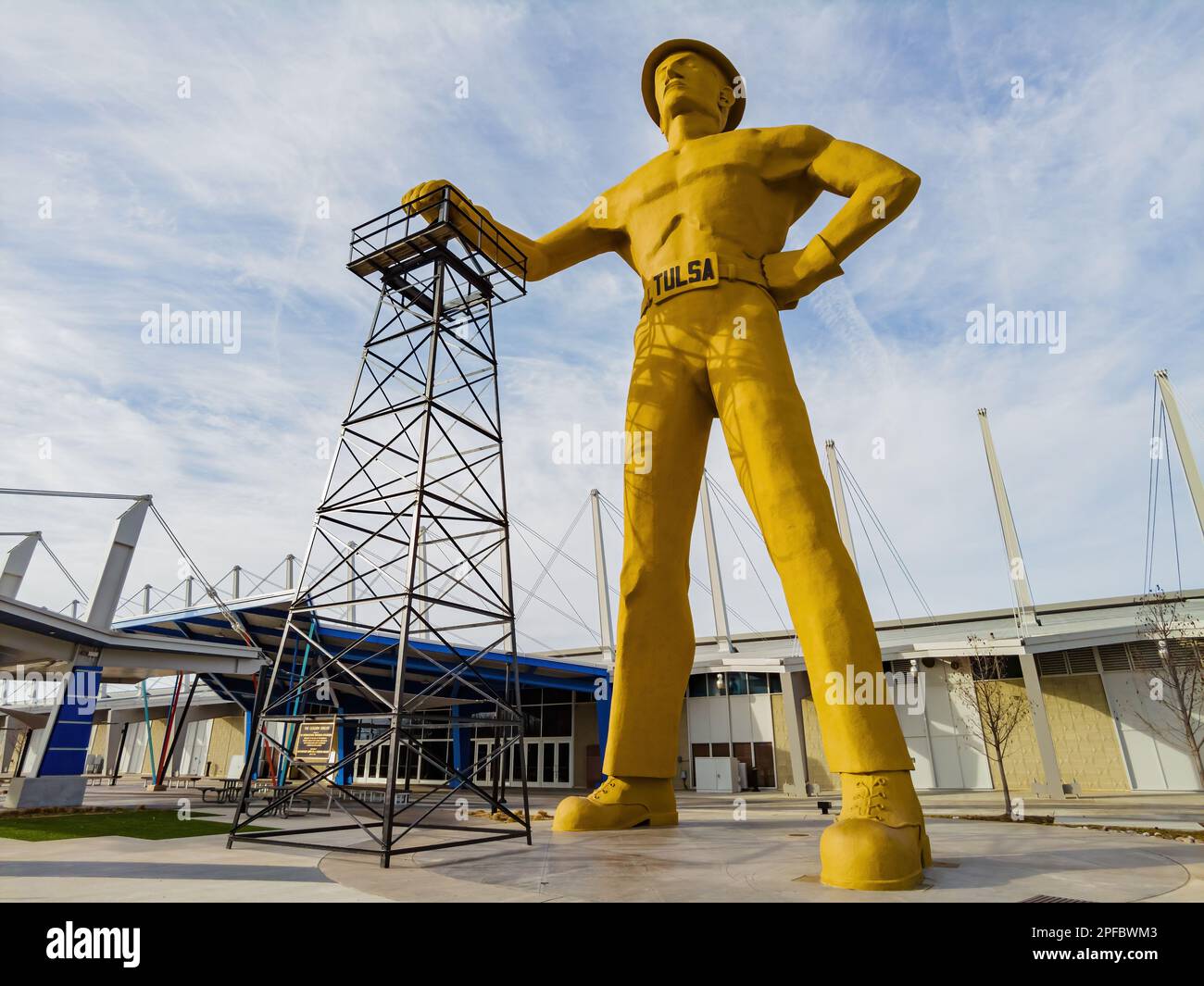 Oklahoma, MÄRZ 1 2023 - sonniger Außenblick auf die Golden Driller Statue im Tulsa Expo Center Stockfoto