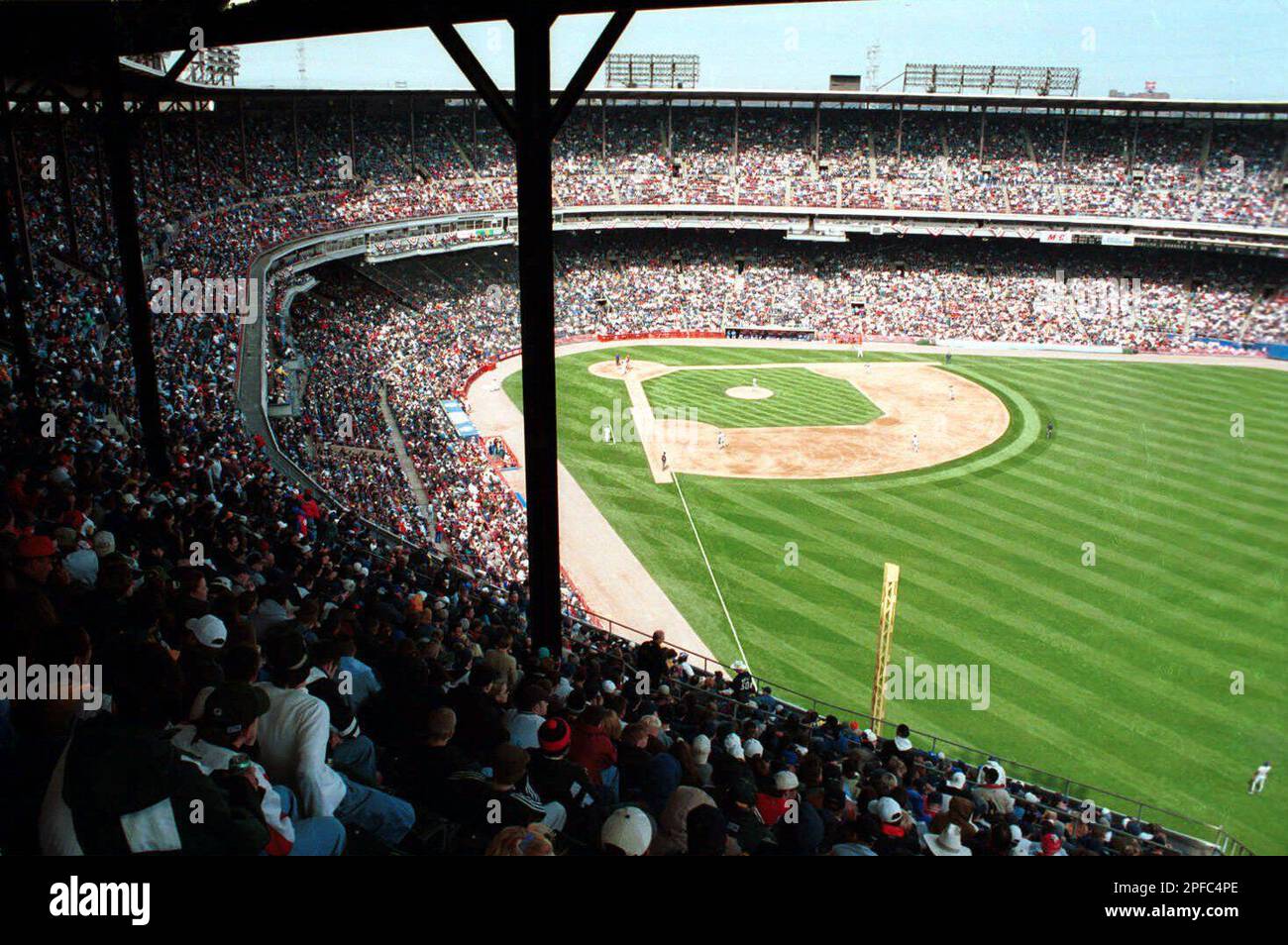 This is a view of Milwaukee County Stadium from the right-field upper deck during the Milwaukee Brewers' home opener against the Montreal Expos on April 7, 1998; their first year in the National League. The last game will be played at the stadium on Thursday, Sept.28, 2000 when the Brewers face the Cincinnati Reds. The Brewers will move into their new, retractable roof stadium Miller Park in 2001. (AP Photo/The Daily News, Chad Hug) Stockfoto
