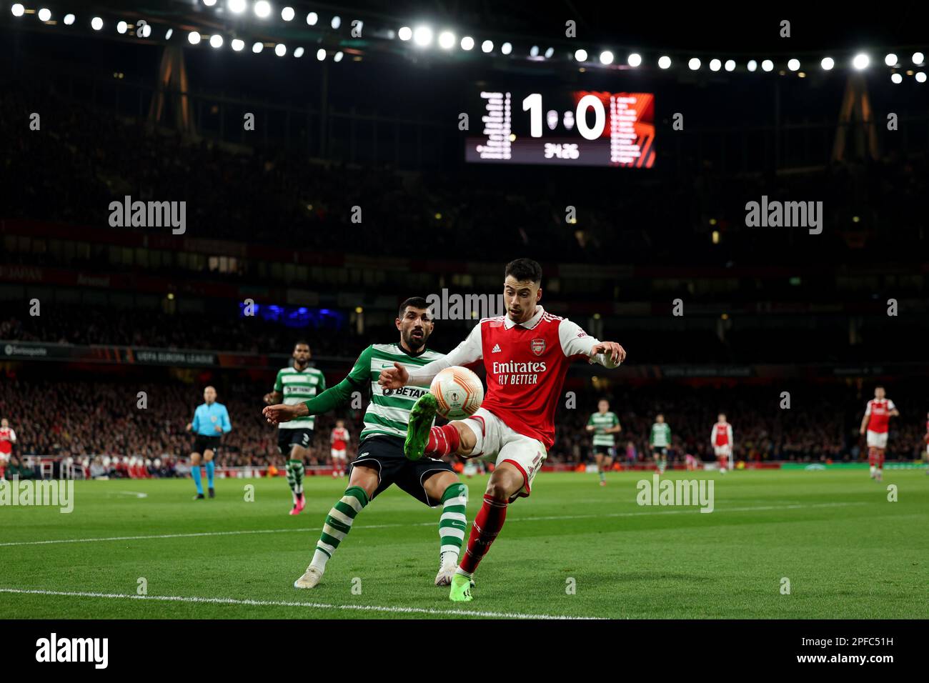 16. März 2023; Emirates Stadium, London, England; Europa League Football, Runde 16, Second Leg, Arsenal gegen Sporting Lisbon; Gabriel Martinelli von Arsenal steht unter Druck von Ricardo Esgaio von Sporting Lisbon Stockfoto