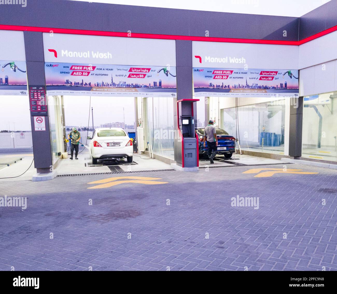 Dubai, VAE - 10.14.2022 - Autowaschanlage in einer der Tankstellen Stockfoto