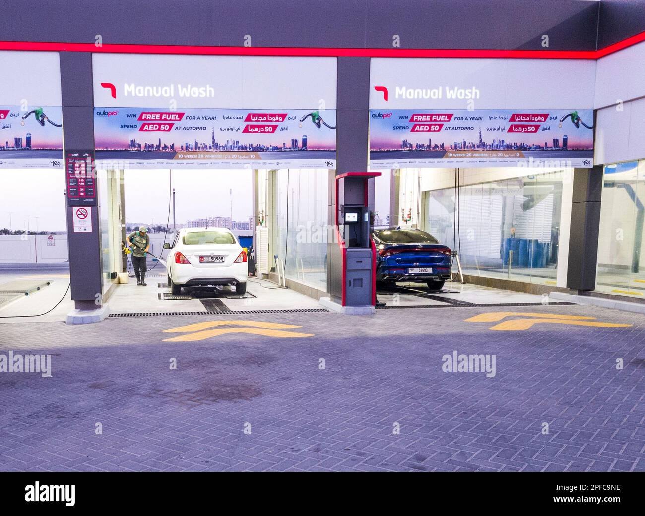 Dubai, VAE - 10.14.2022 - Autowaschanlage in einer der Tankstellen Stockfoto