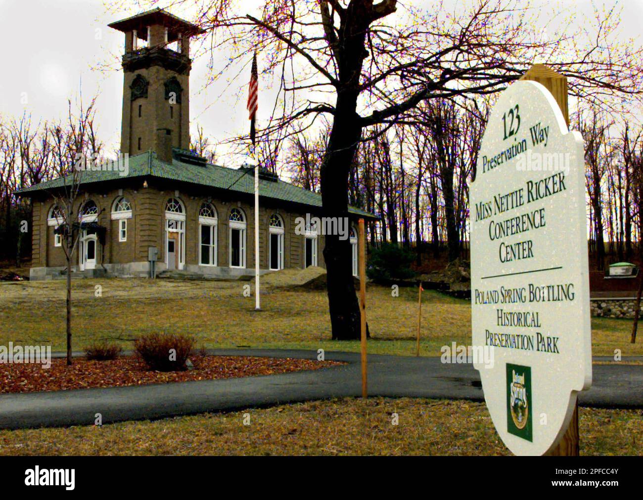 Poland Spring's historic bottling plant and Spring House, seen here on Wednesday, April 5, 2000, in Poland Springs, Maine, are part of an ambitious restoration project. They will be part of a museum intended to capture the grandeur of the old buildings and show how the bottling operation was carried out a century ago. The project also has another mission: to educate visitors about sources of drinking water and the need to protect them. (AP Photo/Pat Wellenbach) Stockfoto