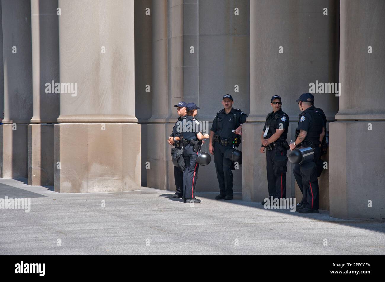 Toronto, Ontario, Kanada - 06/15/2010: Bereitschaftspolizei in vollem Gang, bereit für den G20-Gipfel in der Innenstadt von Toronto. Stockfoto