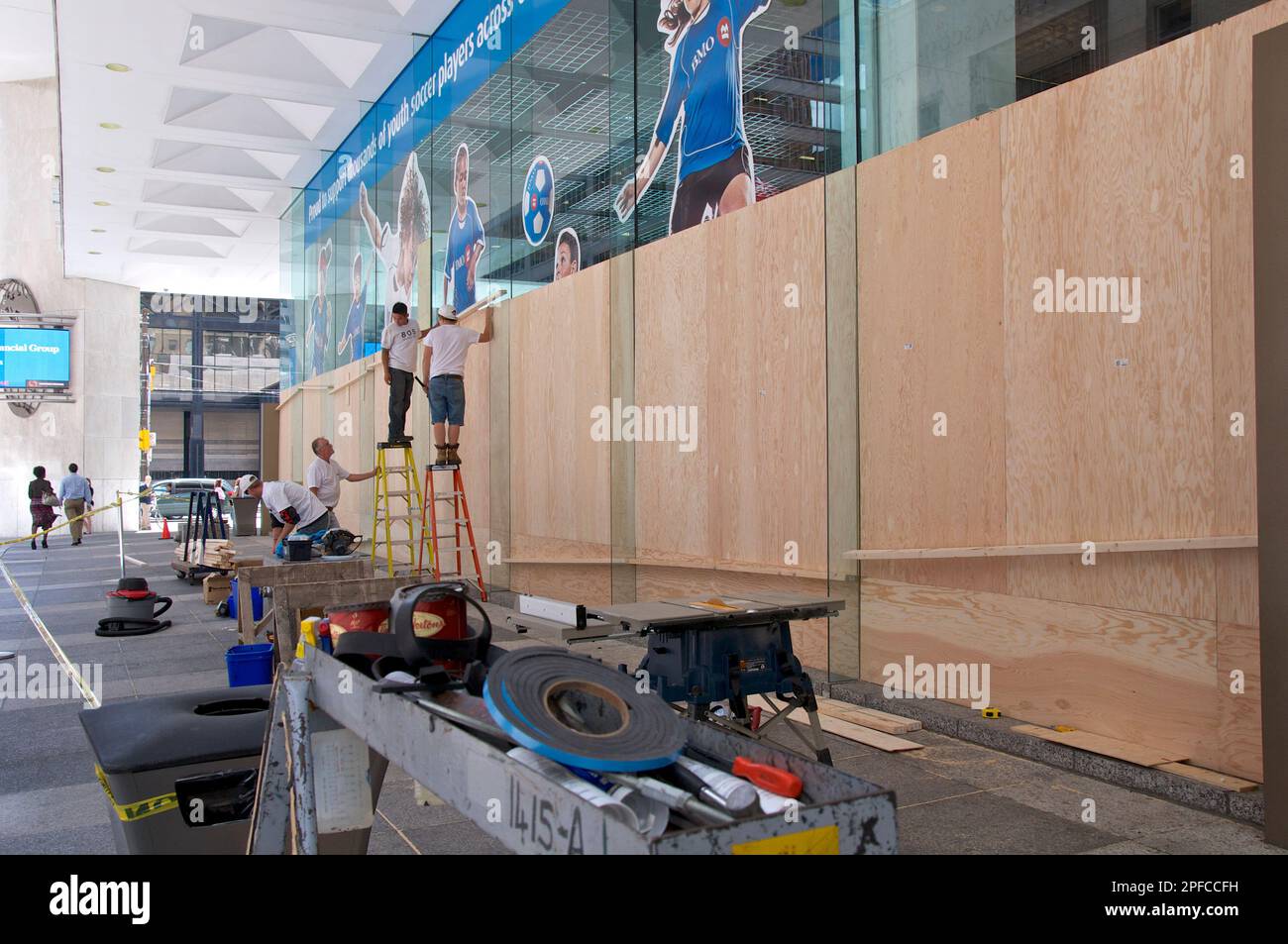 Toronto, Ontario, Kanada - 06/25/2010: Holzbretter wurden verwendet, um zu verhindern, dass Fenster beim Aufstand zerschmettert wurden Stockfoto