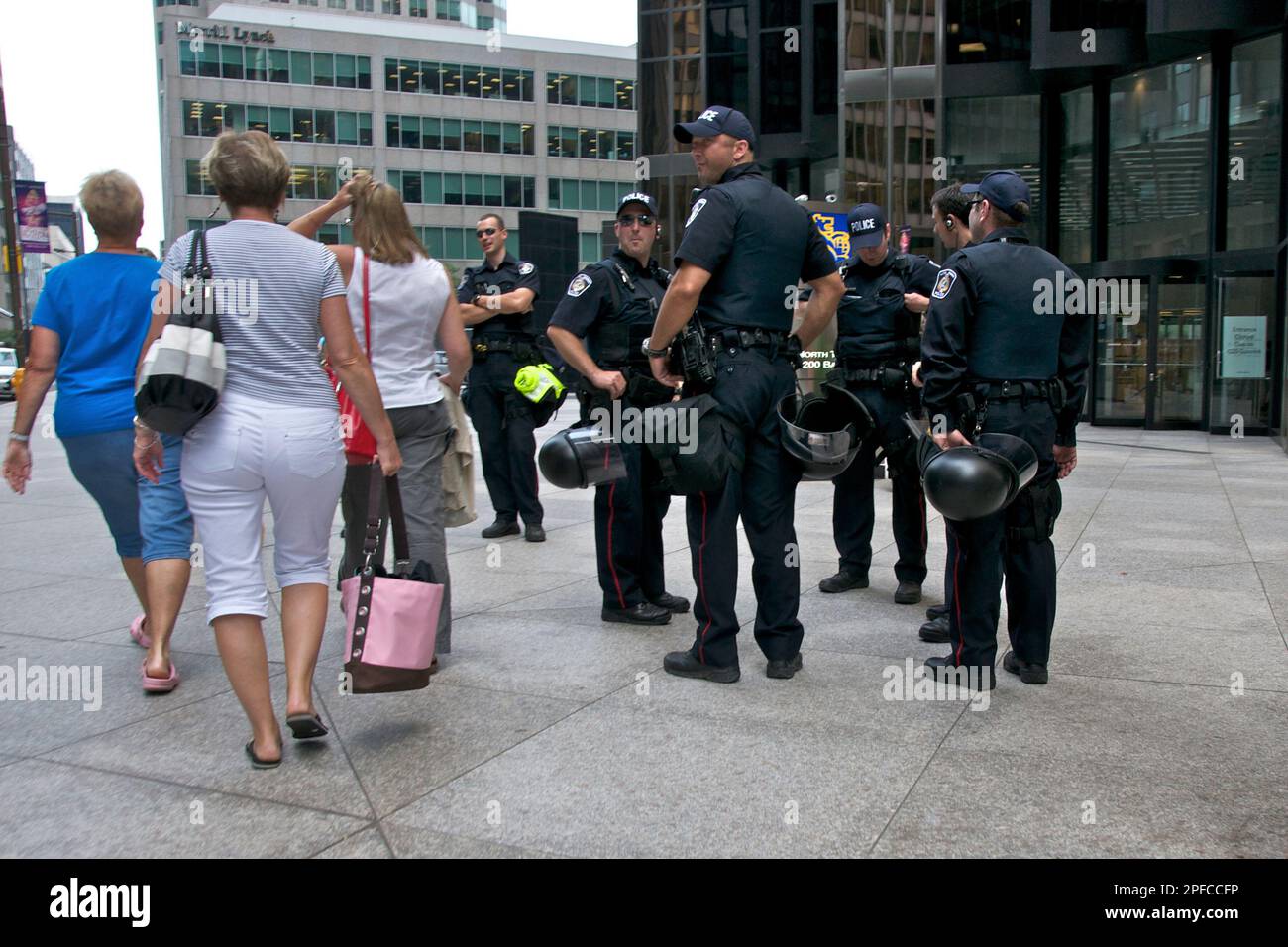 Toronto, Ontario, Kanada - 06/15/2010: Polizei in vollem Einsatz in der Innenstadt von Toronto für den G20-Gipfel. Stockfoto