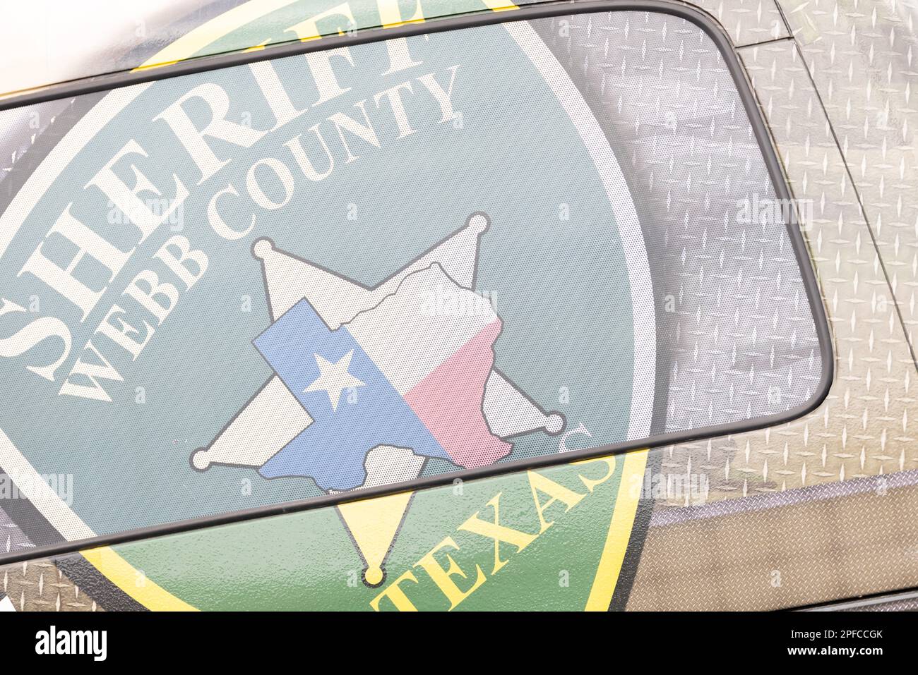 Laredo, Texas, USA - 19. Februar 2022: The Anheuser-Busch Washingtons Geburtstagsparade, Nahaufnahme des Sheriff Logos aus Webb County Texas Stockfoto