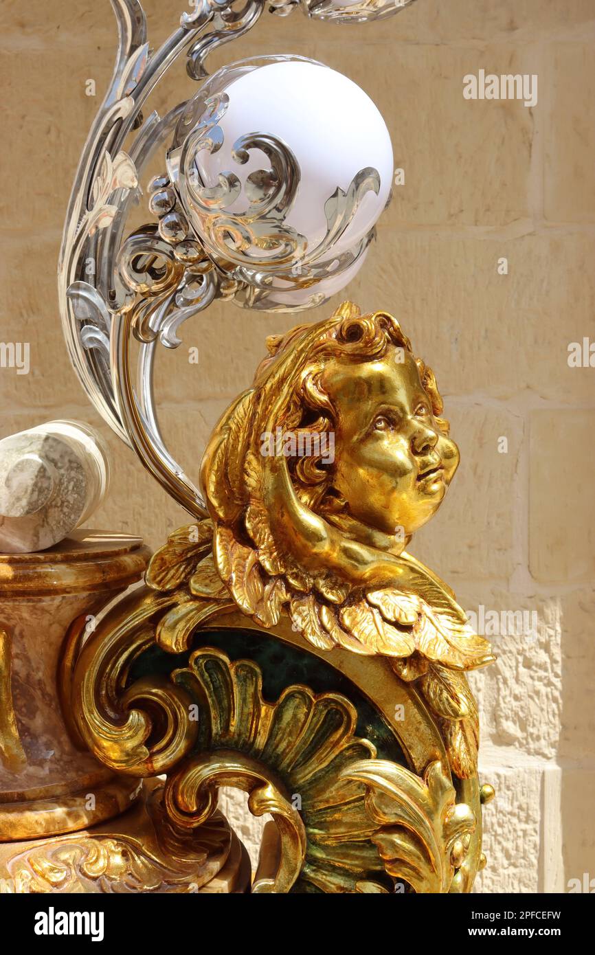 Die Straßen sind für die Feier einer Festa (traditionelles Fest) in Nadur, auf der maltesischen Insel Gozo, im Juni 2022 dekoriert. Stockfoto