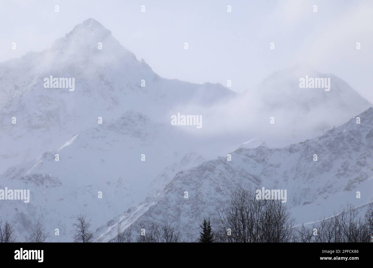 Neblige Spitzen Stockfoto