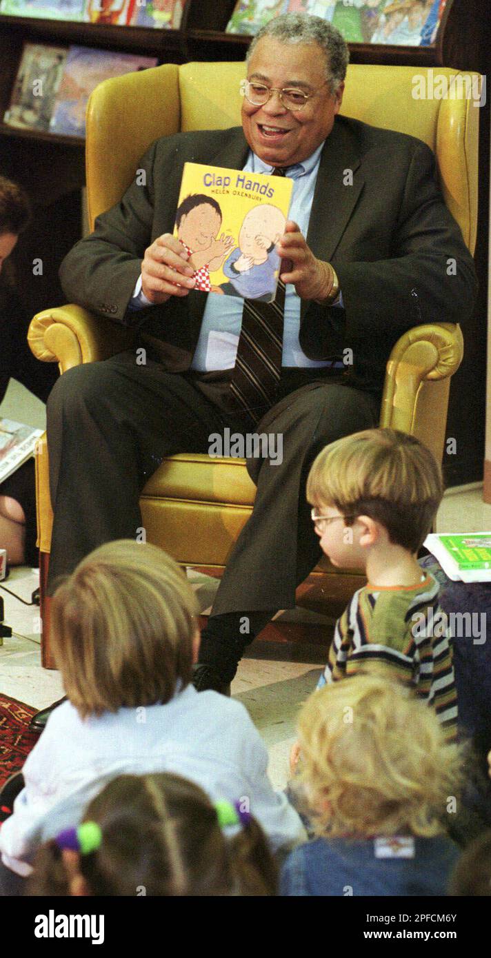 Actor James Earl Jones reads from a book to children at the Fletcher Free Library in Burlington, Vt., Tuesday, Nov. 30, 1999. Jones was promoting a new literacy initiative sponsored by the Vermont Business Roundtable, a private business group. Called "Born to Read " , the statewide program will provide all babies born in Vermont in the year 2000 with a free bag of books and other learning materials. (AP Photo/Toby Talbot) Stockfoto
