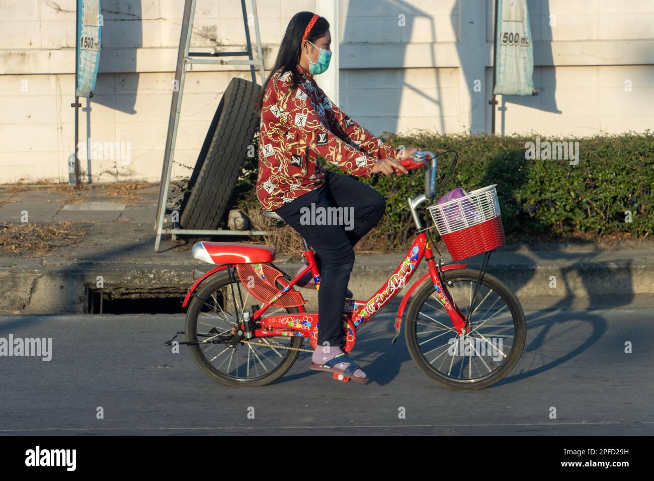 SAMUT PRAKAN, THAILAND, 28 2023. JANUAR, Eine Frau, die auf einem Fahrrad in der City Street fährt. Stockfoto