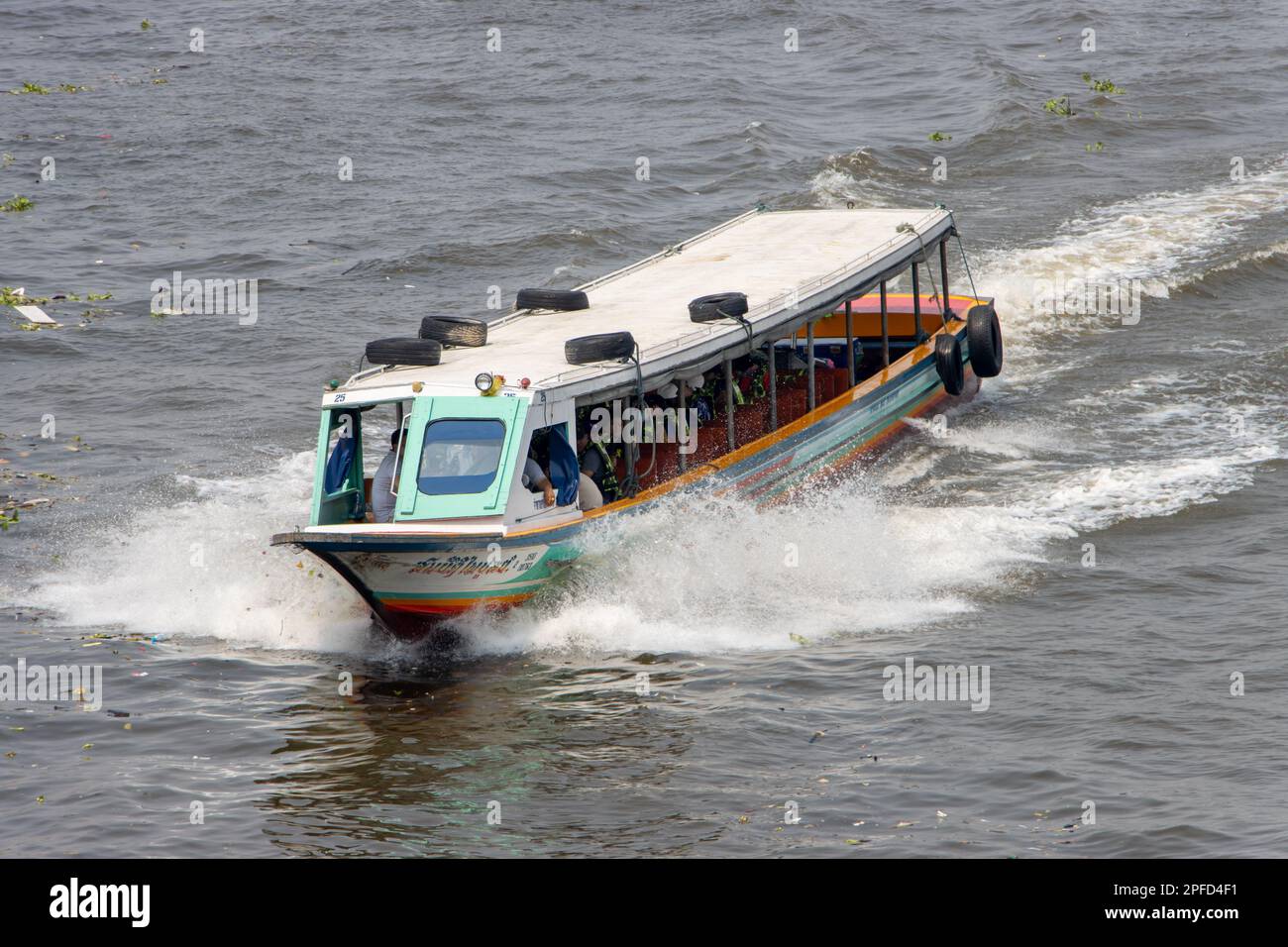 BANGKOK, THAILAND, MÄRZ 06 2023, ein Schiff mit Passagieren fährt entlang des Chao Phraya River in Bangkok Stockfoto