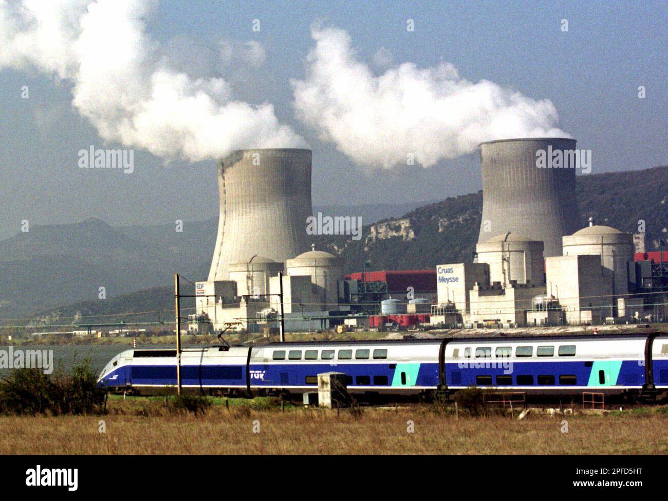 A TGV high speed train rides past the Cruas nuclear plant along the Rhone river in central France March 18, 1999. For the French, the atom in both civil and military form has been synonymous with independence since after World War II. French politicians, including Prime Minister Lionel Jospin, are talking for the first time about reducing the country's dependence on nuclear energy from 80 to around 60 percent in the next 20 years. (AP Photo/Patrick Gardin) Stockfoto