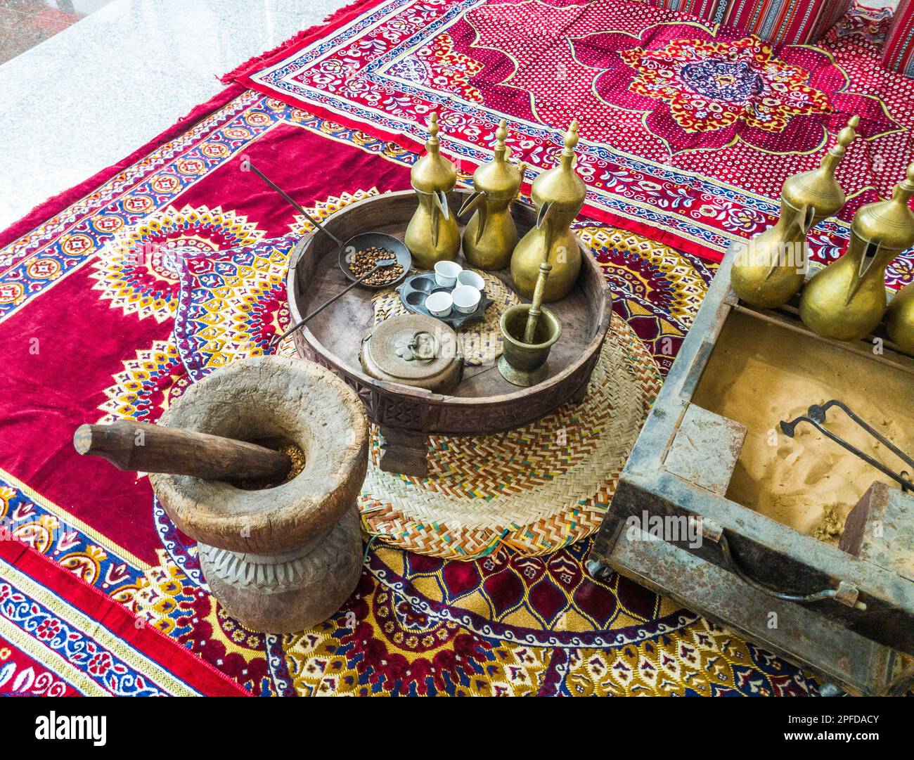 Nahaufnahme traditioneller arabischer Kaffeekannen. Stockfoto