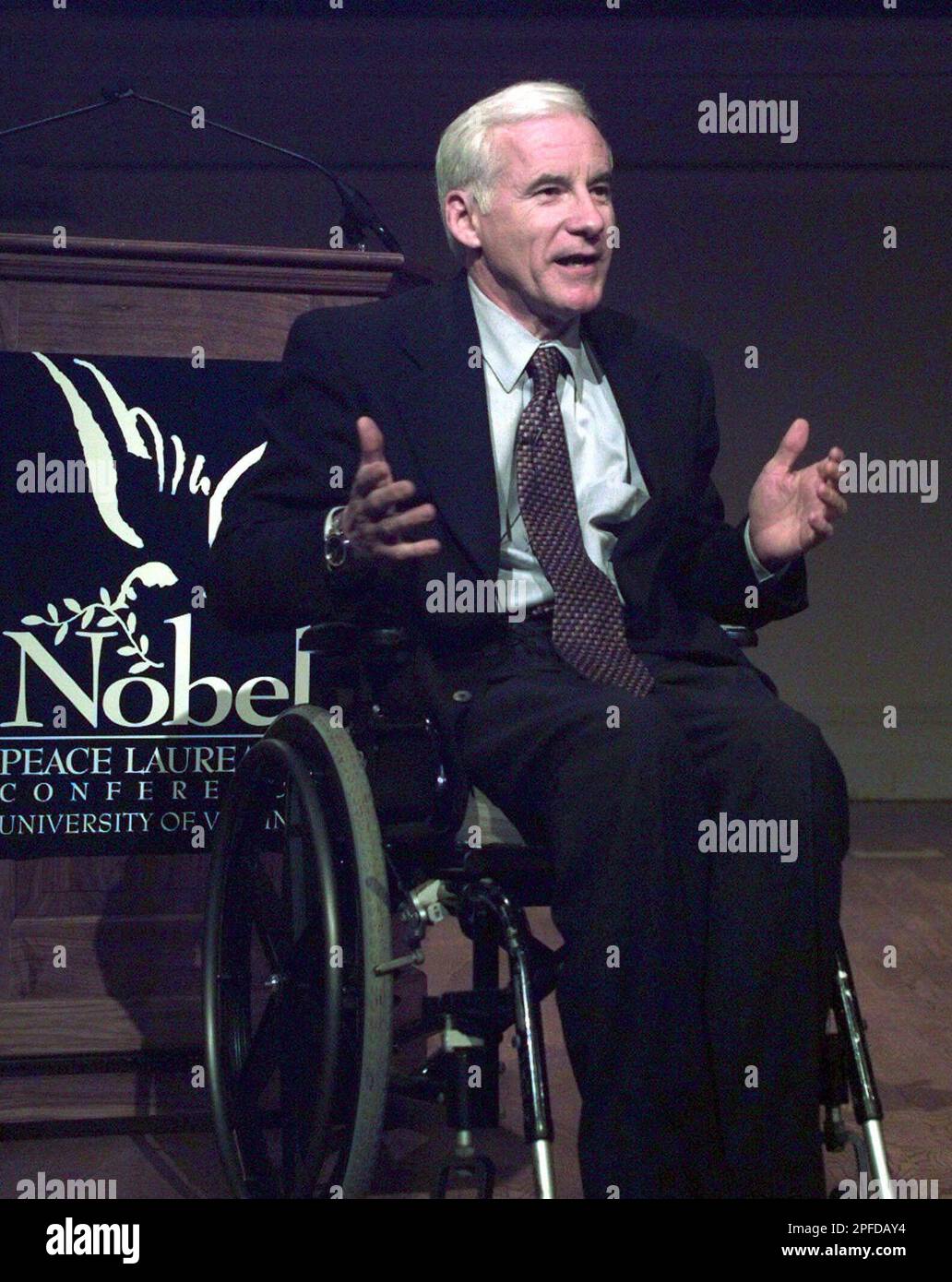 Bobby Muller, a wounded Vietnam veteran and Nobel Laureate, adresses the Nobel Peace Laureates Conference Friday, Nov. 6, 1998 at the University of Virginia in Charlottesville, Va. (AP Photo/Richmond Times-Dispatch, Bob Brown) Stockfoto