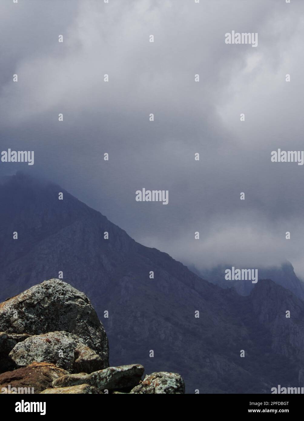 Regen mit Monsunwolken über den westlichen Ghatbergen in südindien im Spätsommer Stockfoto
