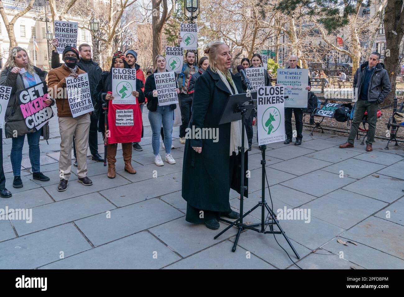 Gewählte Amtsträger, Anwälte halten eine Kundgebung ab, um Bürgermeister Eric Adams zu drängen, das Rikers Island Gefängnis am 16. März 2023 um 2027 Uhr im City Hall Park in New York zu schließen Stockfoto