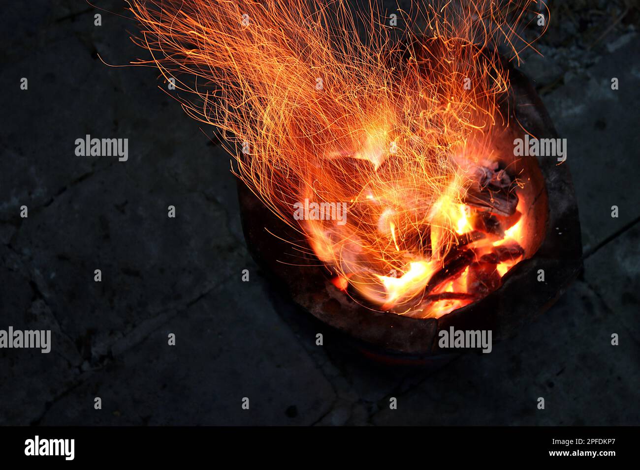 Die Flammen schwelen im Ofen. Es sieht aus wie ein Kunstwerk. Stockfoto