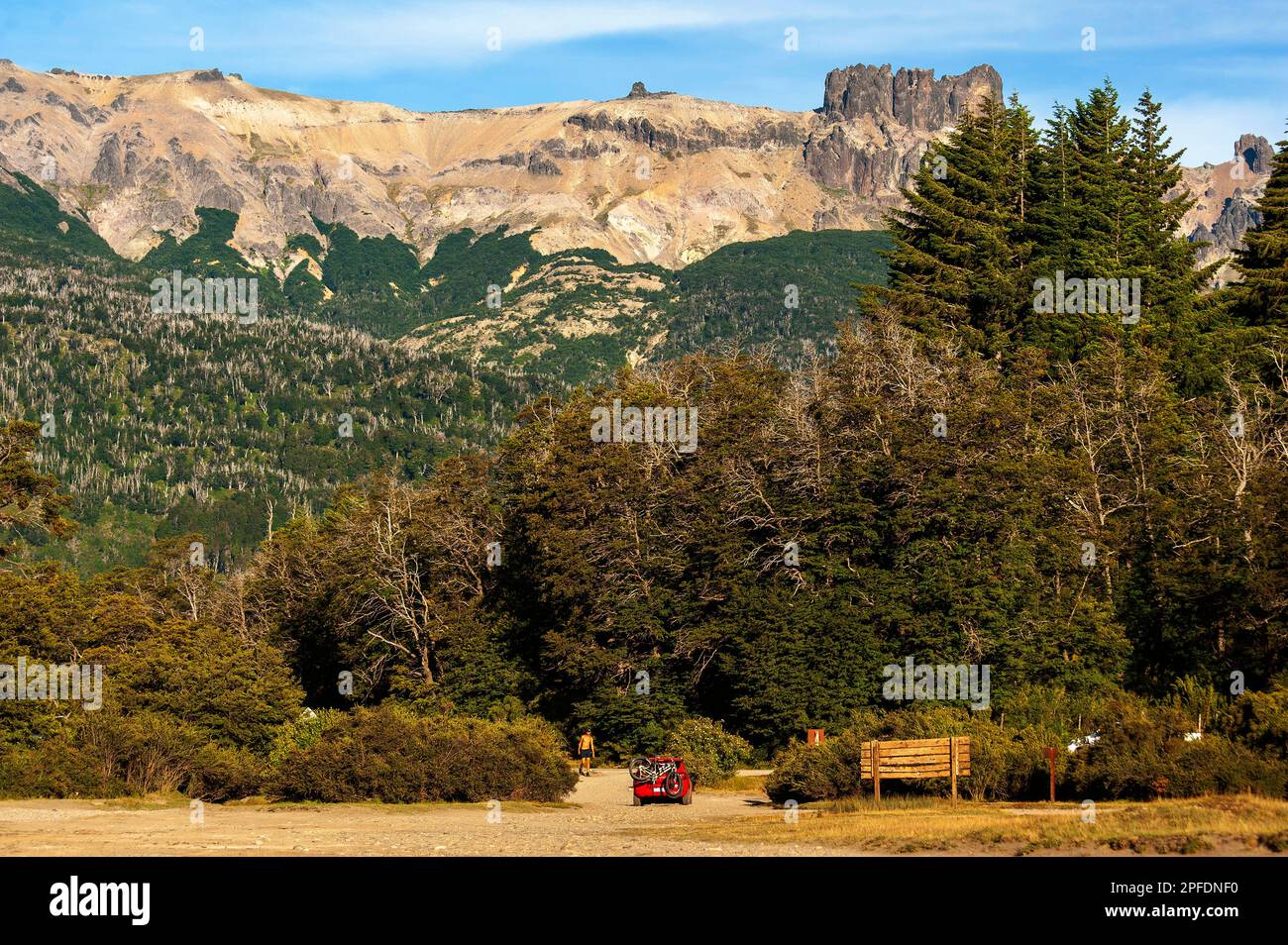 Touristen auf dem Campingplatz am Ufer des Villarino-Sees an der Ruta 40, Ruta de Los Siete Lagos oder Route of Seven Lakes, Neuquén, Argentinien Stockfoto