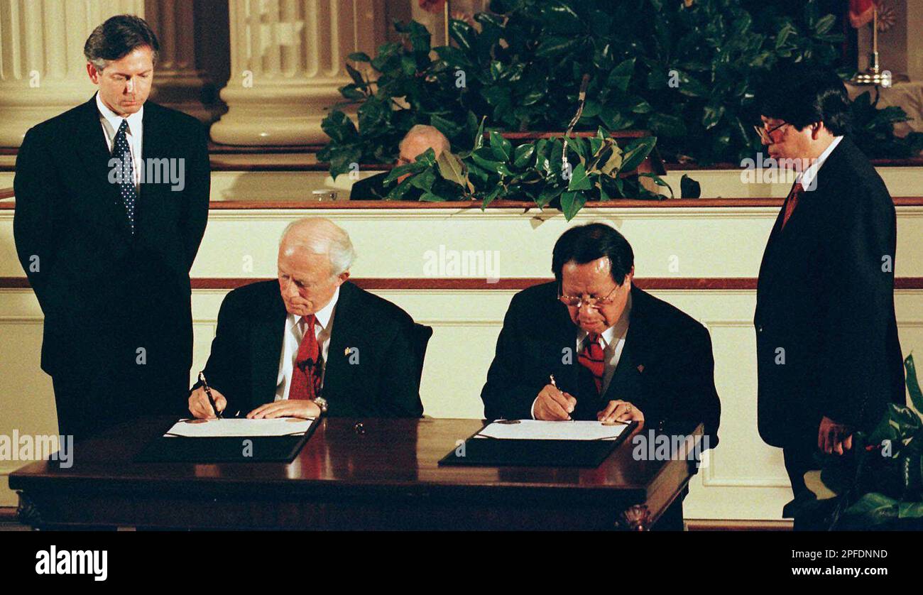 Mississippi Gov. Kirk Fordice, second from left, and Phillip Martin, Chief of the Mississippi Band of Choctaw Indians, second from right, sign the first-ever pact between their two governments promising a spirit of cooperation and respect while Fordice's chief of staff, Mark Garriga, left, and Tribal Secretary Treasurer Hayward Bell, right witnessed their signing, Monday, Nov. 24, 1997 in Jackson, Miss. (AP Photo/Rogelio Solis) Stockfoto