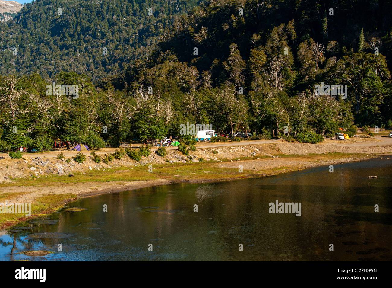 Camping am Ufer des Flusses Pichi Traful, am Ufer des Flusses Pichi Traful auf der Ruta 40, Ruta de Los Siete Lagos, Neuquén, Argentinien Stockfoto