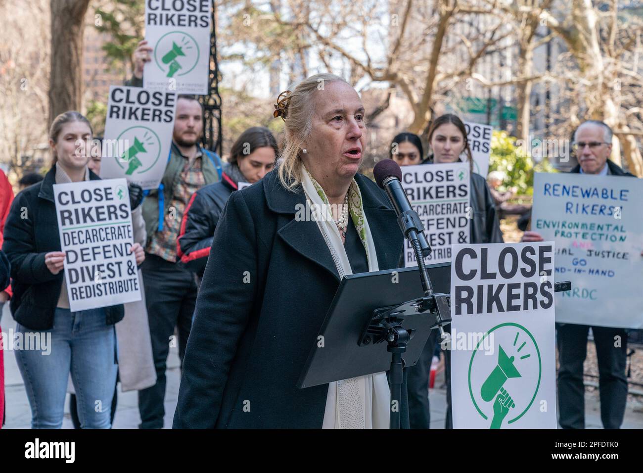 New York, Usa. 16. März 2023. Gewählte Amtsträger und Anwälte veranstalten Kundgebungen, um Bürgermeister Eric Adams zu drängen, das Gefängnis von Rikers Island bis 2027 Uhr im City Hall Park zu schließen. (Foto: Lev Radin/Pacific Press) Kredit: Pacific Press Media Production Corp./Alamy Live News Stockfoto