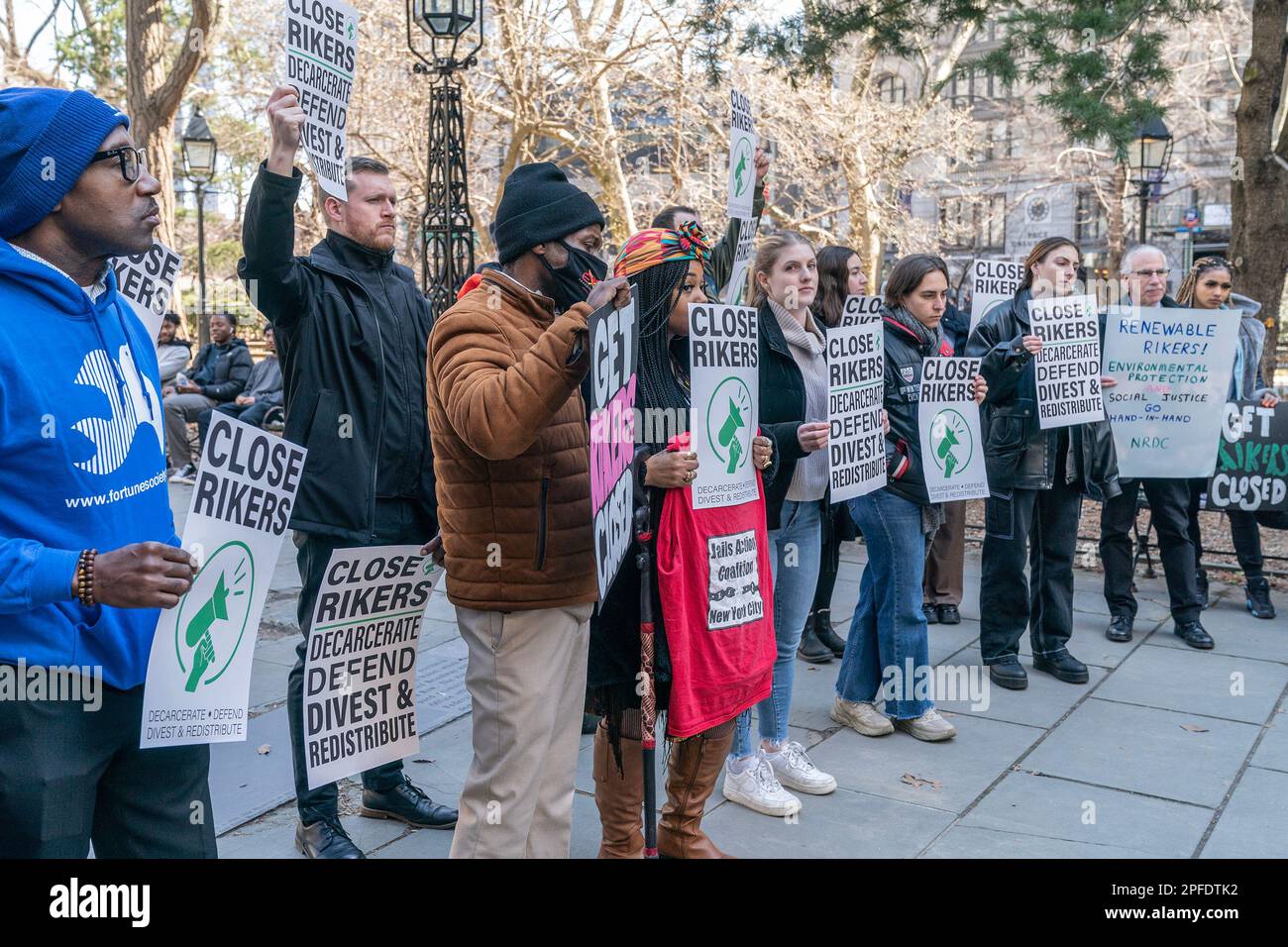 New York, Usa. 16. März 2023. Gewählte Amtsträger und Anwälte veranstalten Kundgebungen, um Bürgermeister Eric Adams zu drängen, das Gefängnis von Rikers Island bis 2027 Uhr im City Hall Park zu schließen. (Foto: Lev Radin/Pacific Press) Kredit: Pacific Press Media Production Corp./Alamy Live News Stockfoto