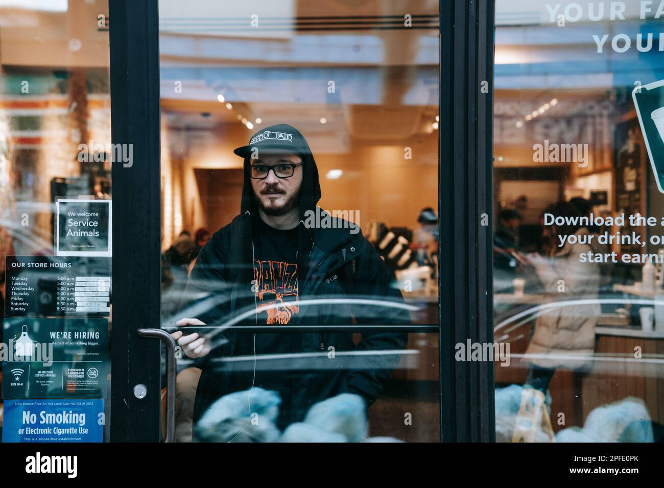Der Starbucks Barista und Gewerkschaftsorganisator Austin Locke wird nach seiner Schicht am Standort Astoria der globalen Kaffeekette gesehen. Austin Locke, ein sechsjähriger Starbucks-Mitarbeiter, wurde am 5. Juli 2022 entlassen, nachdem das Unternehmen mit Sitz in Seattle angeklagt hatte, dass er gegen die COVID-Protokolle des Unternehmens verstoßen habe und eine falsche Klage wegen Gewalt am Arbeitsplatz erhoben habe. Mr. Locke wurde seitdem von der Kaffeefirma wieder eingestellt, die auch $21.000 Dollar an Rückzahlung und Strafen als Teil eines Vergleichs für die Verletzung des städtischen Fair Workweek Law zahlen muss. (Foto: Olga Fedorova/SOPA Images/Sipa USA) Stockfoto
