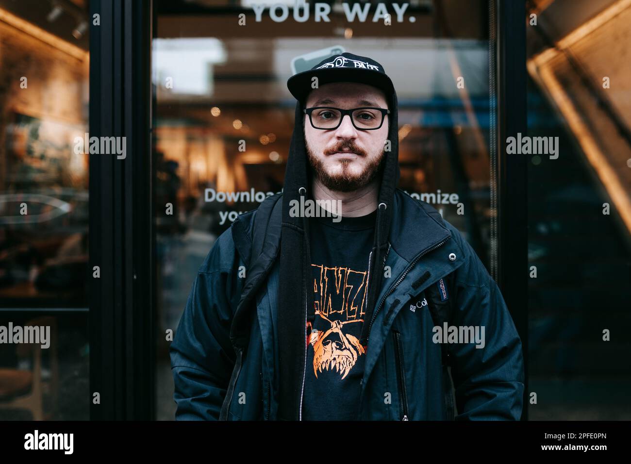 Der Starbucks Barista und Gewerkschaftsorganisator Austin Locke wird nach seiner Schicht am Standort Astoria der globalen Kaffeekette gesehen. Austin Locke, ein sechsjähriger Starbucks-Mitarbeiter, wurde am 5. Juli 2022 entlassen, nachdem das Unternehmen mit Sitz in Seattle angeklagt hatte, dass er gegen die COVID-Protokolle des Unternehmens verstoßen habe und eine falsche Klage wegen Gewalt am Arbeitsplatz erhoben habe. Mr. Locke wurde seitdem von der Kaffeefirma wieder eingestellt, die auch $21.000 Dollar an Rückzahlung und Strafen als Teil eines Vergleichs für die Verletzung des städtischen Fair Workweek Law zahlen muss. (Foto: Olga Fedorova/SOPA Images/Sipa USA) Stockfoto