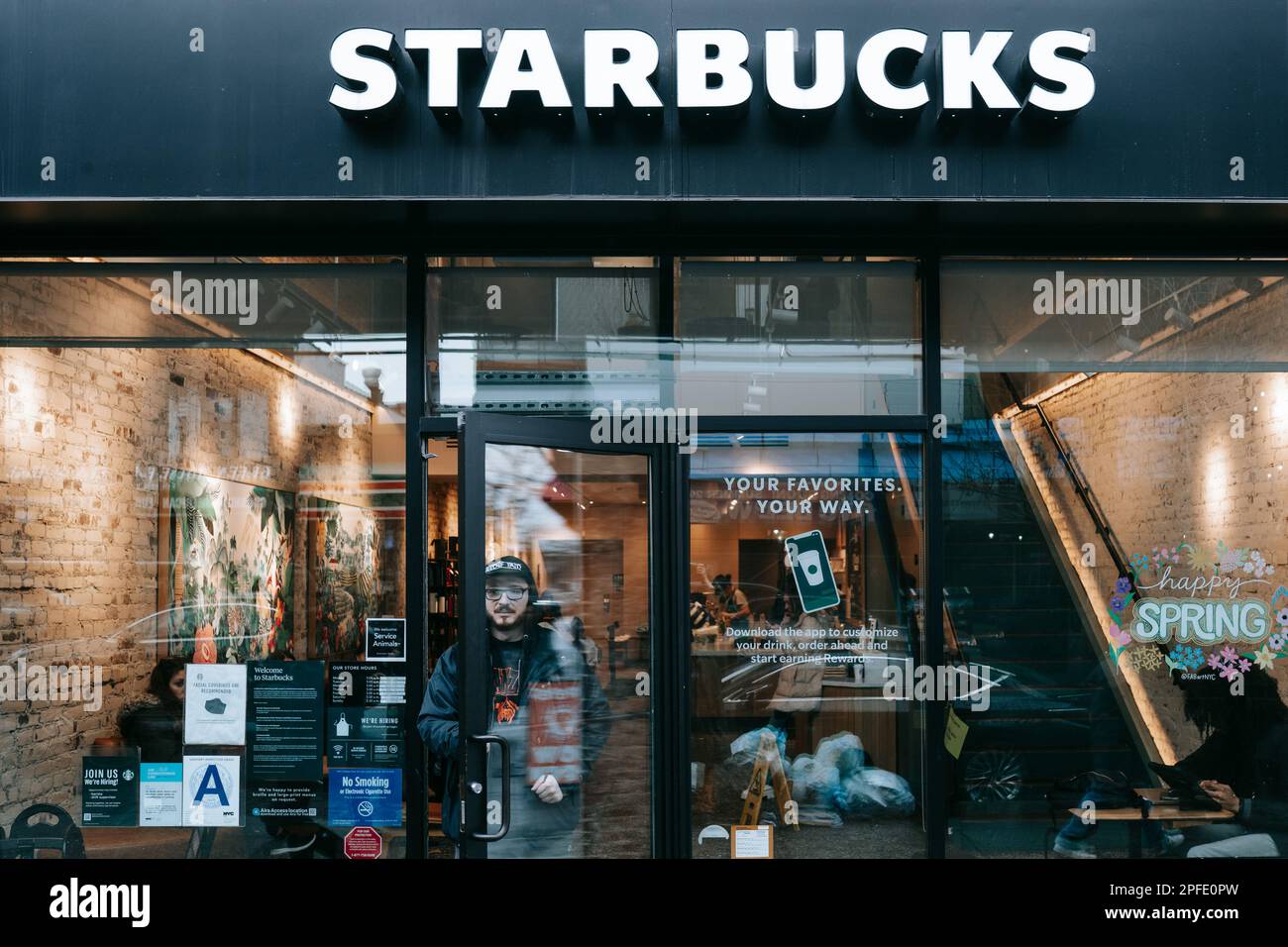 Der Starbucks Barista und Gewerkschaftsorganisator Austin Locke wird nach seiner Schicht am Standort Astoria der globalen Kaffeekette gesehen. Austin Locke, ein sechsjähriger Starbucks-Mitarbeiter, wurde am 5. Juli 2022 entlassen, nachdem das Unternehmen mit Sitz in Seattle angeklagt hatte, dass er gegen die COVID-Protokolle des Unternehmens verstoßen habe und eine falsche Klage wegen Gewalt am Arbeitsplatz erhoben habe. Mr. Locke wurde seitdem von der Kaffeefirma wieder eingestellt, die auch $21.000 Dollar an Rückzahlung und Strafen als Teil eines Vergleichs für die Verletzung des städtischen Fair Workweek Law zahlen muss. (Foto: Olga Fedorova/SOPA Images/Sipa USA) Stockfoto