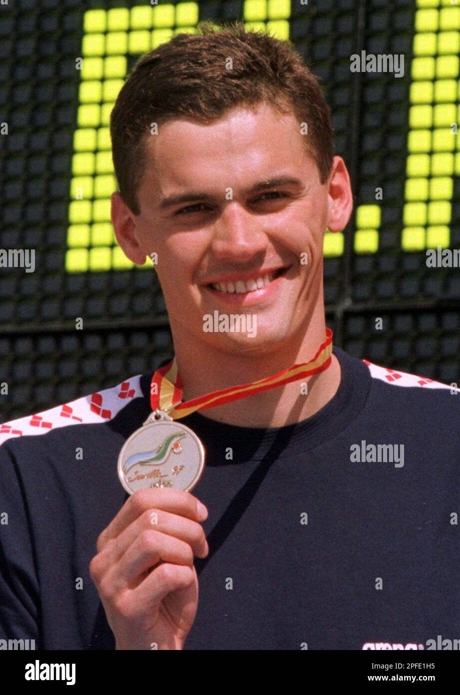 Russian swimmer Alexander Popov poses with his gold medal after winning the 100 meter freestyle event Thursday August 21, 1997 at the European Swimming Championships in Seville.(AP Photo/Christof Stache) Stockfoto