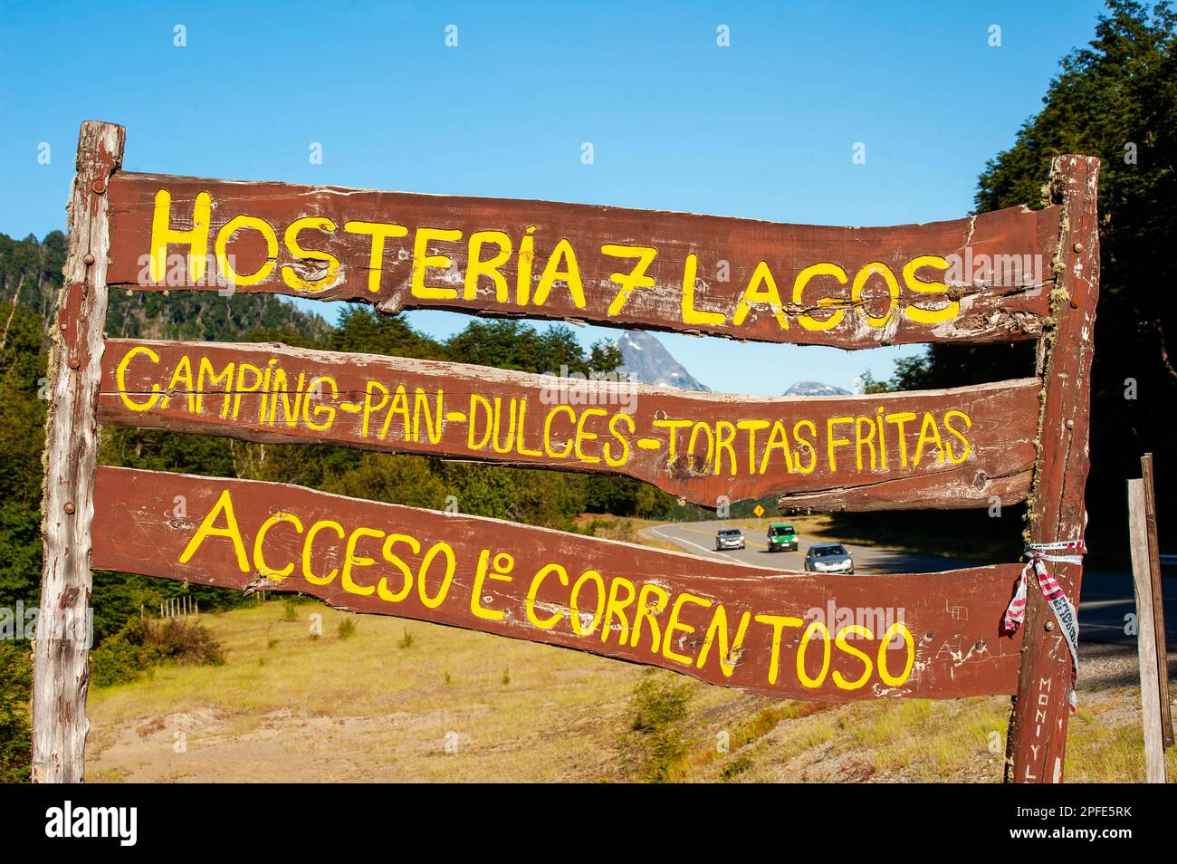Holzschild von Hosteria 7 Lagos, Seven Lake Road, Ruta 40, Neuquén, Argentinien Stockfoto
