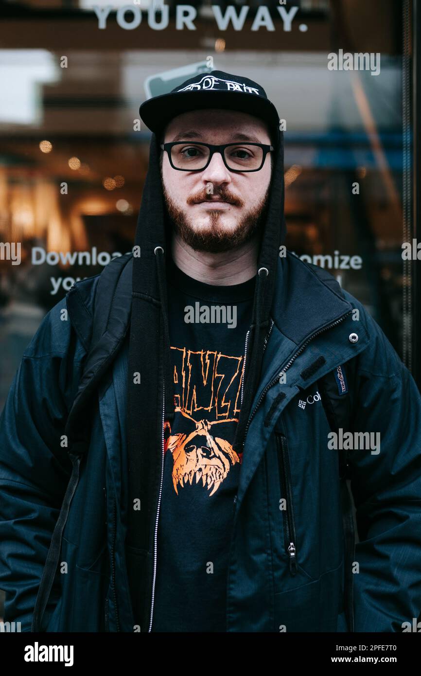 New York, USA. 13. März 2023. Der Starbucks Barista und Gewerkschaftsorganisator Austin Locke wird nach seiner Schicht am Standort Astoria der globalen Kaffeekette gesehen. Austin Locke, ein sechsjähriger Starbucks-Mitarbeiter, wurde am 5. Juli 2022 entlassen, nachdem das Unternehmen mit Sitz in Seattle angeklagt hatte, dass er gegen die COVID-Protokolle des Unternehmens verstoßen habe und eine falsche Klage wegen Gewalt am Arbeitsplatz erhoben habe. Mr. Locke wurde seitdem von der Kaffeefirma wieder eingestellt, die auch $21.000 Dollar an Rückzahlung und Strafen als Teil eines Vergleichs für die Verletzung des städtischen Fair Workweek Law zahlen muss. (Kreditbild: © Olga Fedorova/SOPA Images Stockfoto