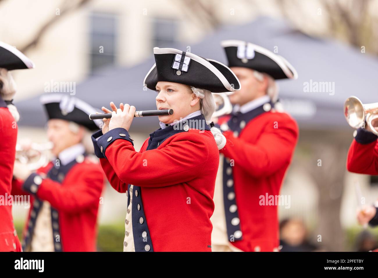 Laredo, Texas, USA - 19. Februar 2022: Die Geburtstagsparade von Anheuser-Busch Washington, das Old Guard's Fife and Drum Corps ist für seinen roten Mantel bekannt Stockfoto