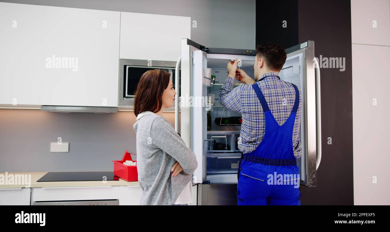 Reparaturservice Für Kühlgeräte Oder Kühlschränke Durch Techniker  Stockfotografie - Alamy