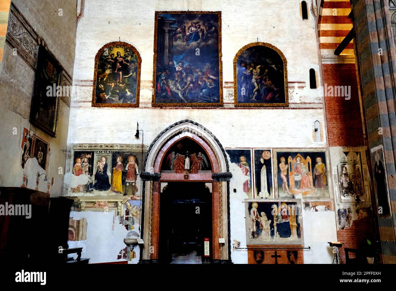 Fresken und Gemälde in der Basilica di S. Anastasia in Verona Italien Stockfoto