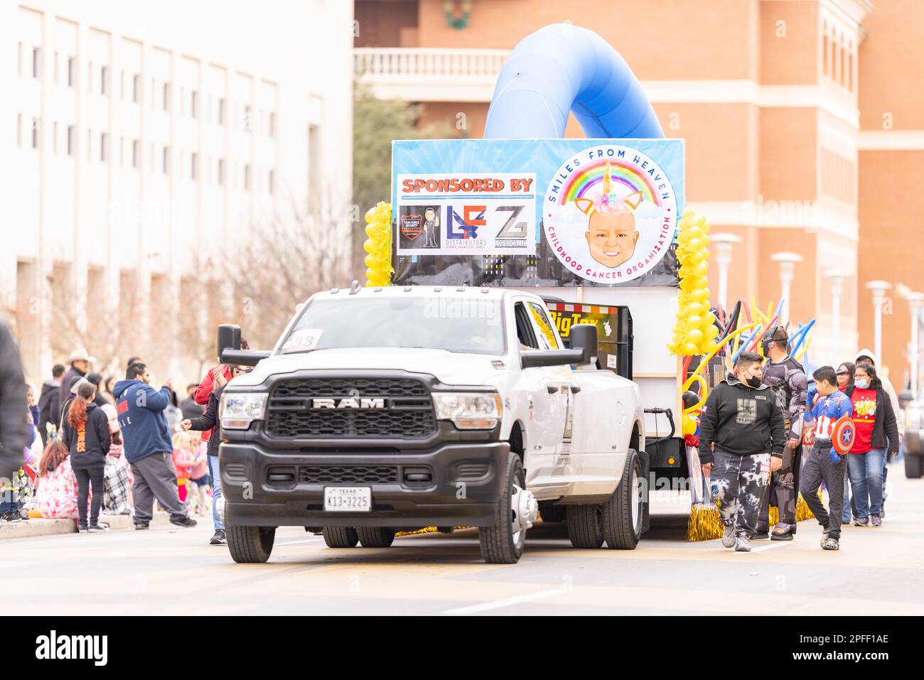 Laredo, Texas, USA - 19. Februar 2022: The Anheuser-Busch Washington's Birthday Parade, Float Promoting Smiles from Heaven Childhood Cancer Organizat Stockfoto