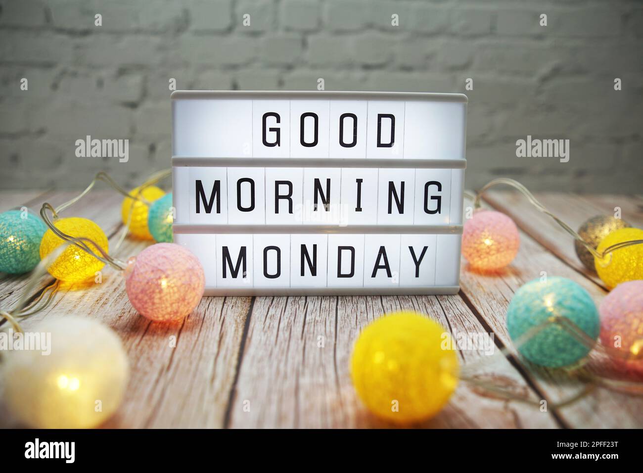 Guten Morgen Montag Text auf Lightbox auf Holzhintergrund Stockfoto