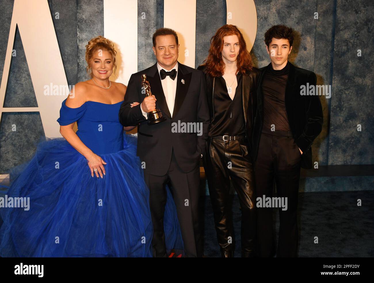 BEVERLY HILLS, KALIFORNIEN - MÄRZ 12: (L-R) Jeanne Moore, Brendan Fraser, Holden Fraser und Leland Fraser nehmen an der 2023 Vanity Fair Oscar Party Teil Stockfoto