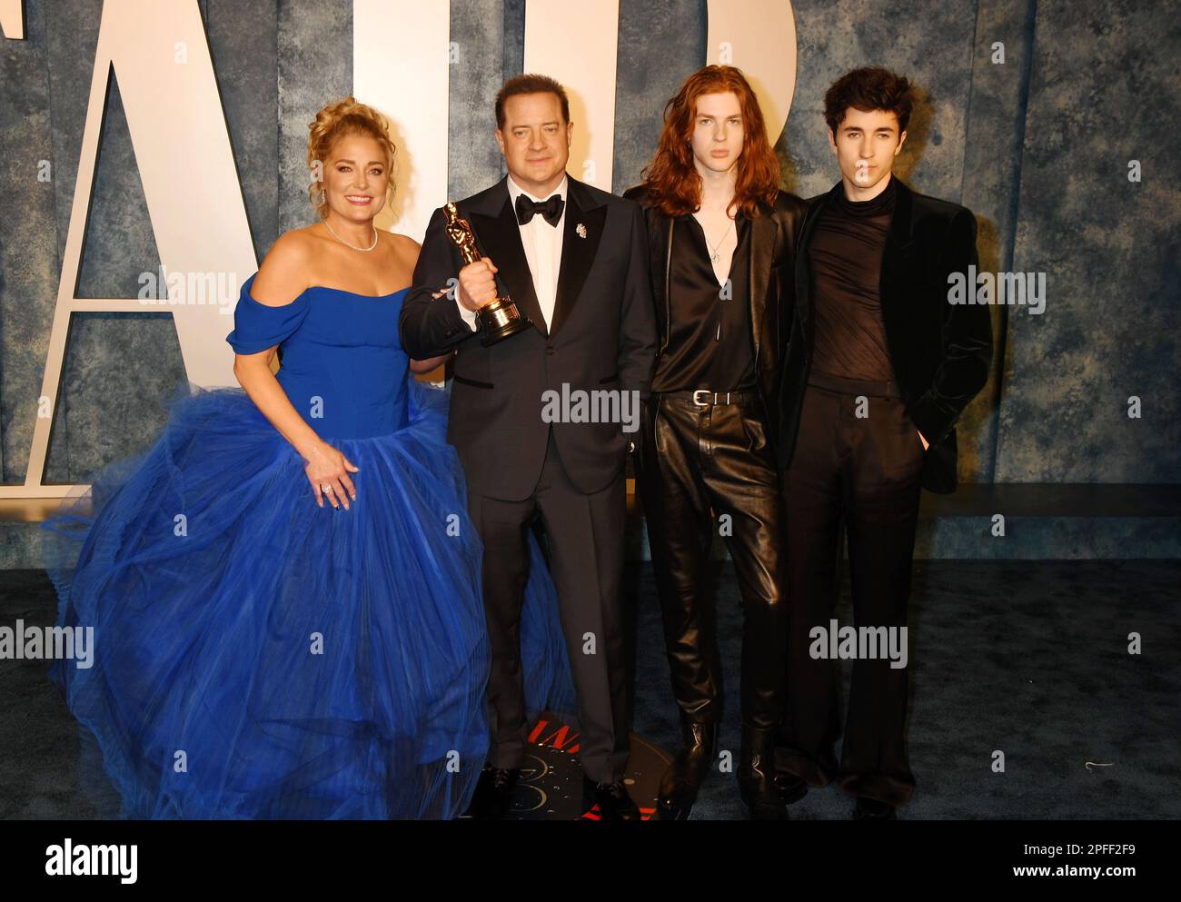 BEVERLY HILLS, KALIFORNIEN - MÄRZ 12: (L-R) Jeanne Moore, Brendan Fraser, Holden Fraser und Leland Fraser nehmen an der 2023 Vanity Fair Oscar Party Teil Stockfoto