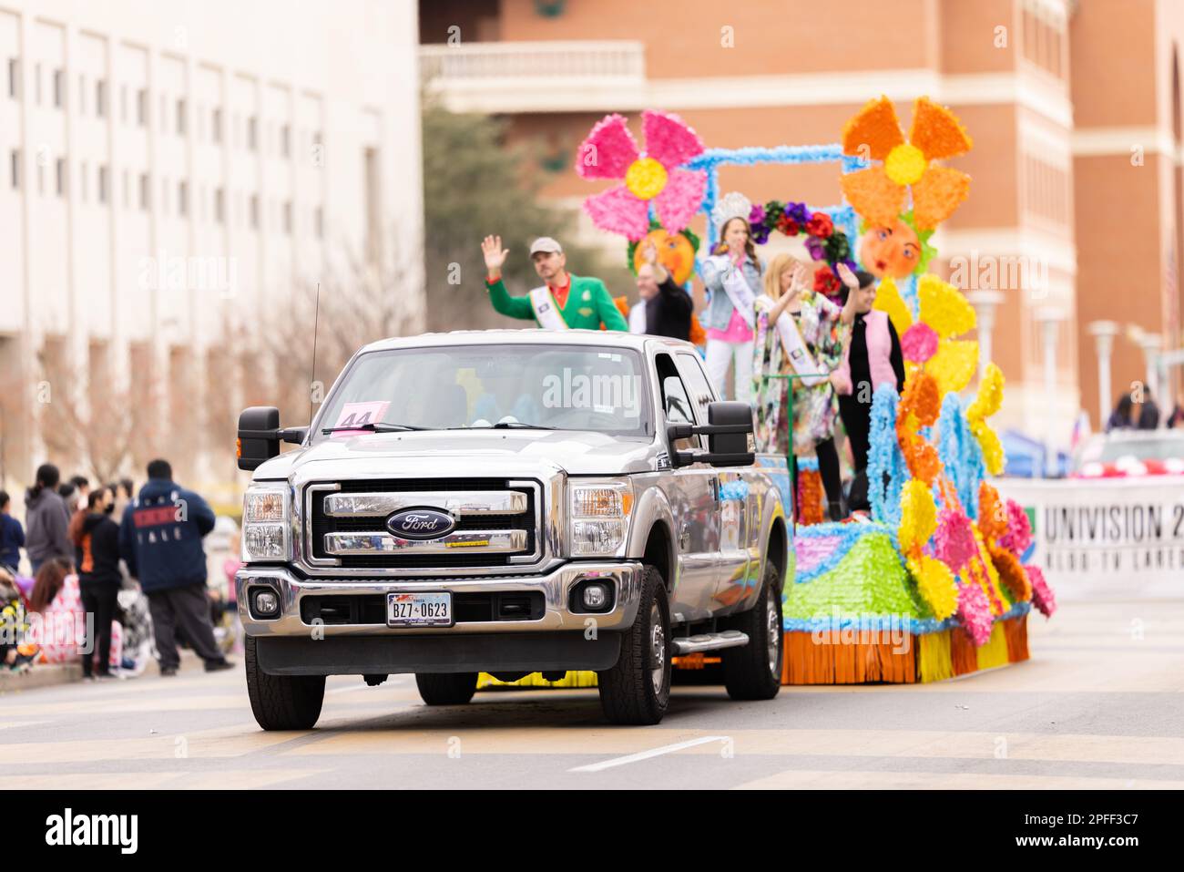 Laredo, Texas, USA - 19. Februar 2022: Die Geburtstagsparade von Anheuser-Busch Washington, Ford F-250 zieht während der Parade einen Wagen Stockfoto