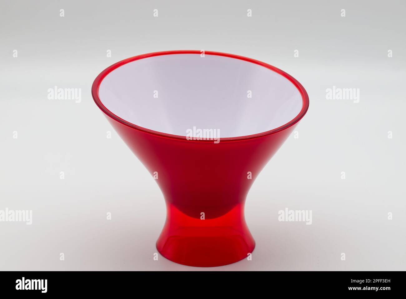 Rote Eisschale isoliert auf weißem Hintergrund. Stockfoto