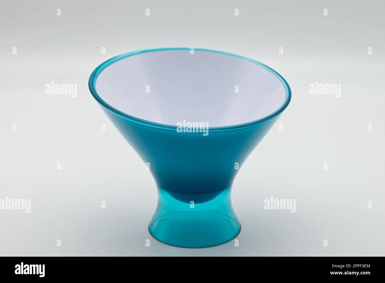 Blaue Eisschale isoliert auf weißem Hintergrund Stockfoto