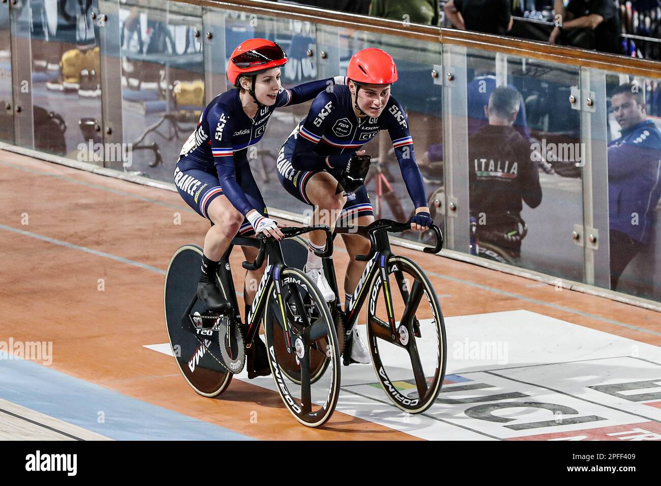 Kairo, Ägypten. 16. März 2023. Clara Copponi (R) und Valentine Fortin aus Frankreich feiern, nachdem sie am 16. März 2023 beim UCI Track Nations Cup 2023 in Kairo, Ägypten, das madison-Finale für Frauen gewonnen haben. Kredit: Ahmed Gomaa/Xinhua/Alamy Live News Stockfoto