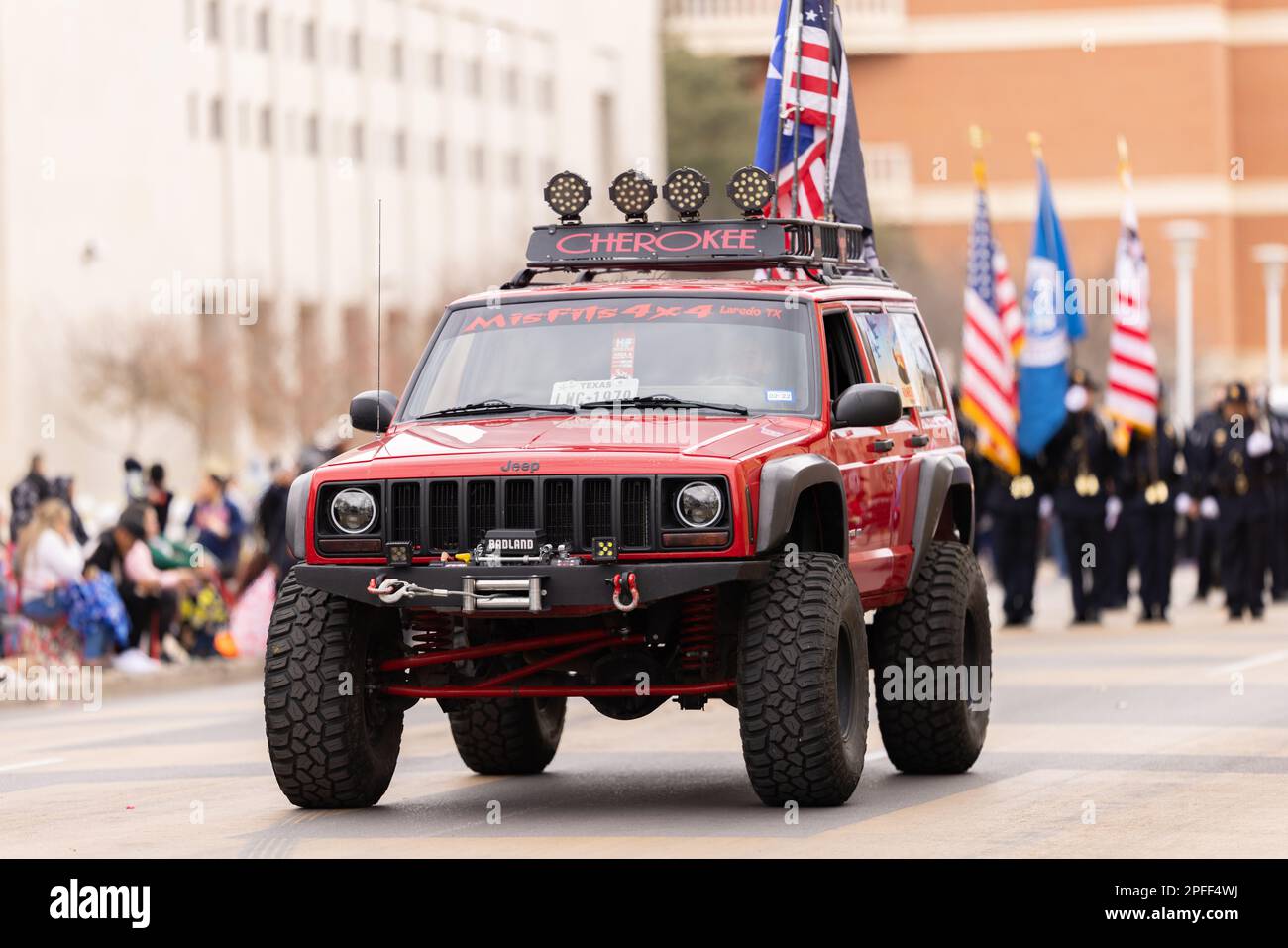 Laredo, Texas, USA - 19. Februar 2022: Die Geburtstagsparade von Anheuser-Busch Washington, Jeep-Teil des Clubs Misfits 4x4 ab laredo Stockfoto