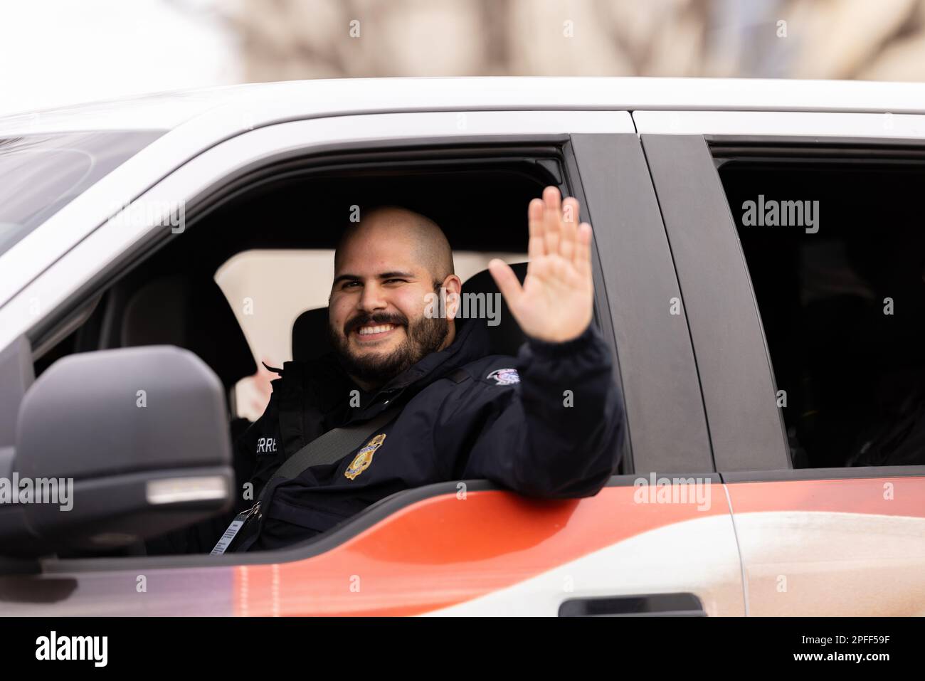 Laredo, Texas, USA - 19. Februar 2022: Die Geburtstagsparade von Anheuser-Busch Washington, Offizier der Laredo Police Dept winkt vor der Kamera Stockfoto