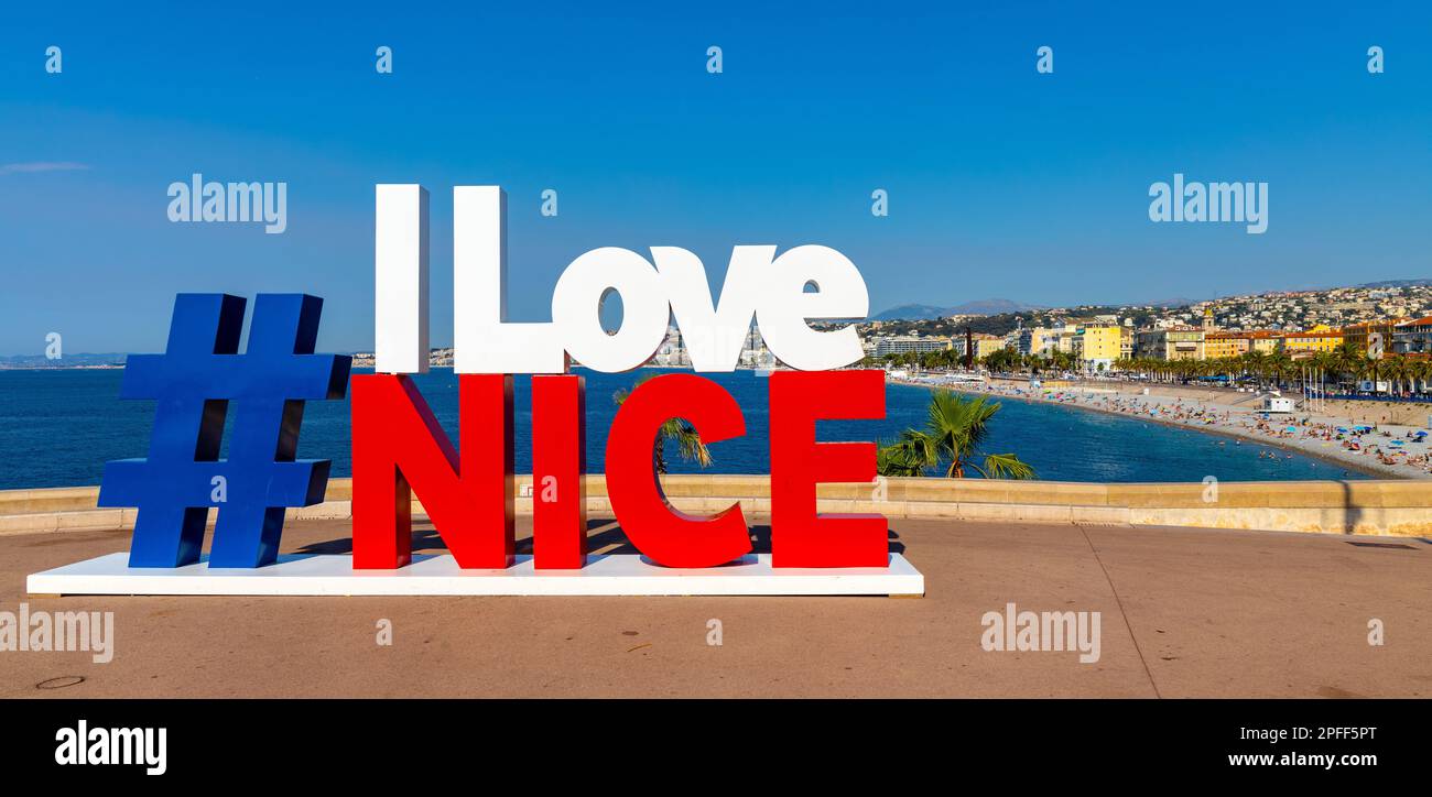Nizza, Frankreich - 5. August 2022: „I love Nice“-Schild an der Quai Rauba Capeu Küstenpromenade unterhalb des Colline du Chateau Castle Hill an der französischen Riviera Stockfoto