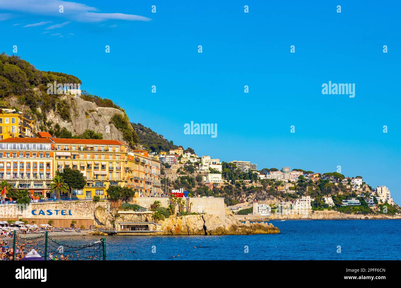 Nizza, Frankreich - 30. Juli 2022: Colline du Chateau Castle Hill, Tour Bellanda Tower und historisches Suisse Hotel in Nizza an der französischen Riviera des Mittelmeers Stockfoto