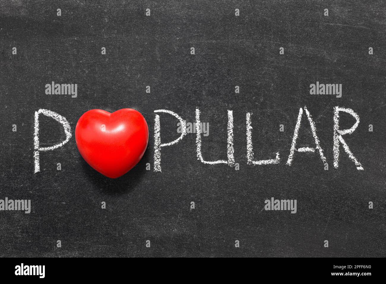 Beliebtes Wort, handgeschrieben auf einer Tafel mit Herzsymbol anstelle von O Stockfoto