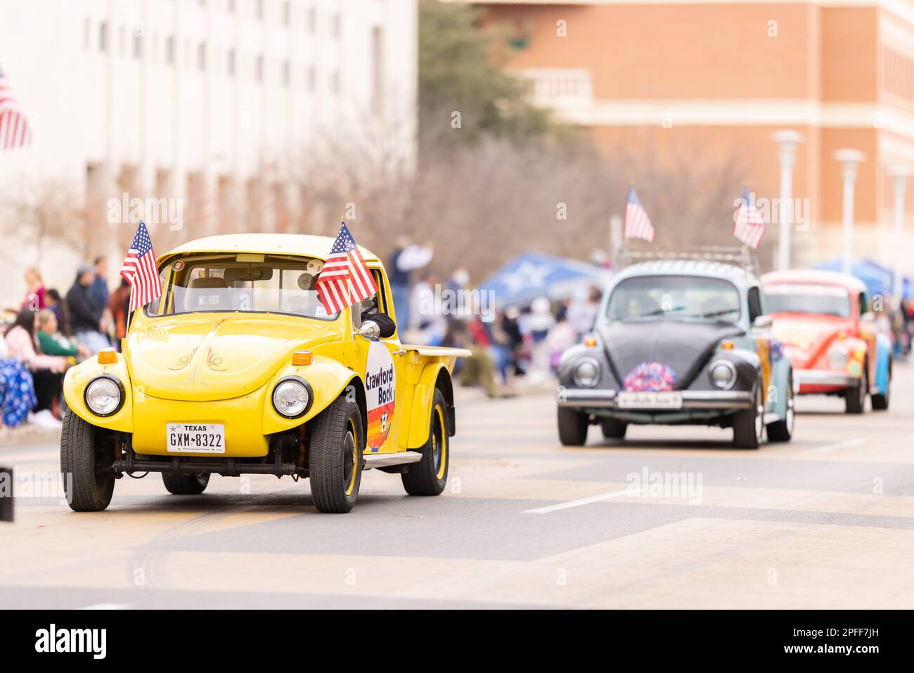 Laredo, Texas, USA - 19. Februar 2022: The Anheuser-Busch Washingtons Geburtstagsparade, Classic Vehicle Volkswagen Beetle Stockfoto
