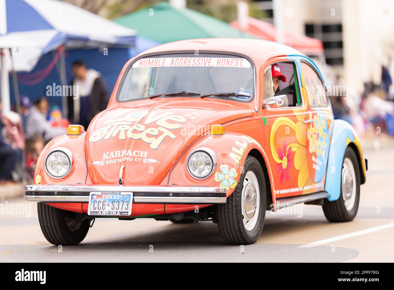 Laredo, Texas, USA - 19. Februar 2022: The Anheuser-Busch Washingtons Geburtstagsparade, Classic Vehicle Volkswagen Beetle Stockfoto